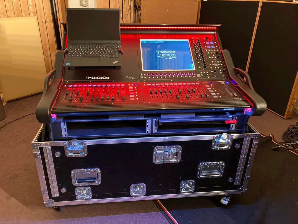 Digico Q225 Quantum 225 Flip-Ready Hydraulic Console Easy Retracting Lifting Flight Case with 2U Rack and wheels