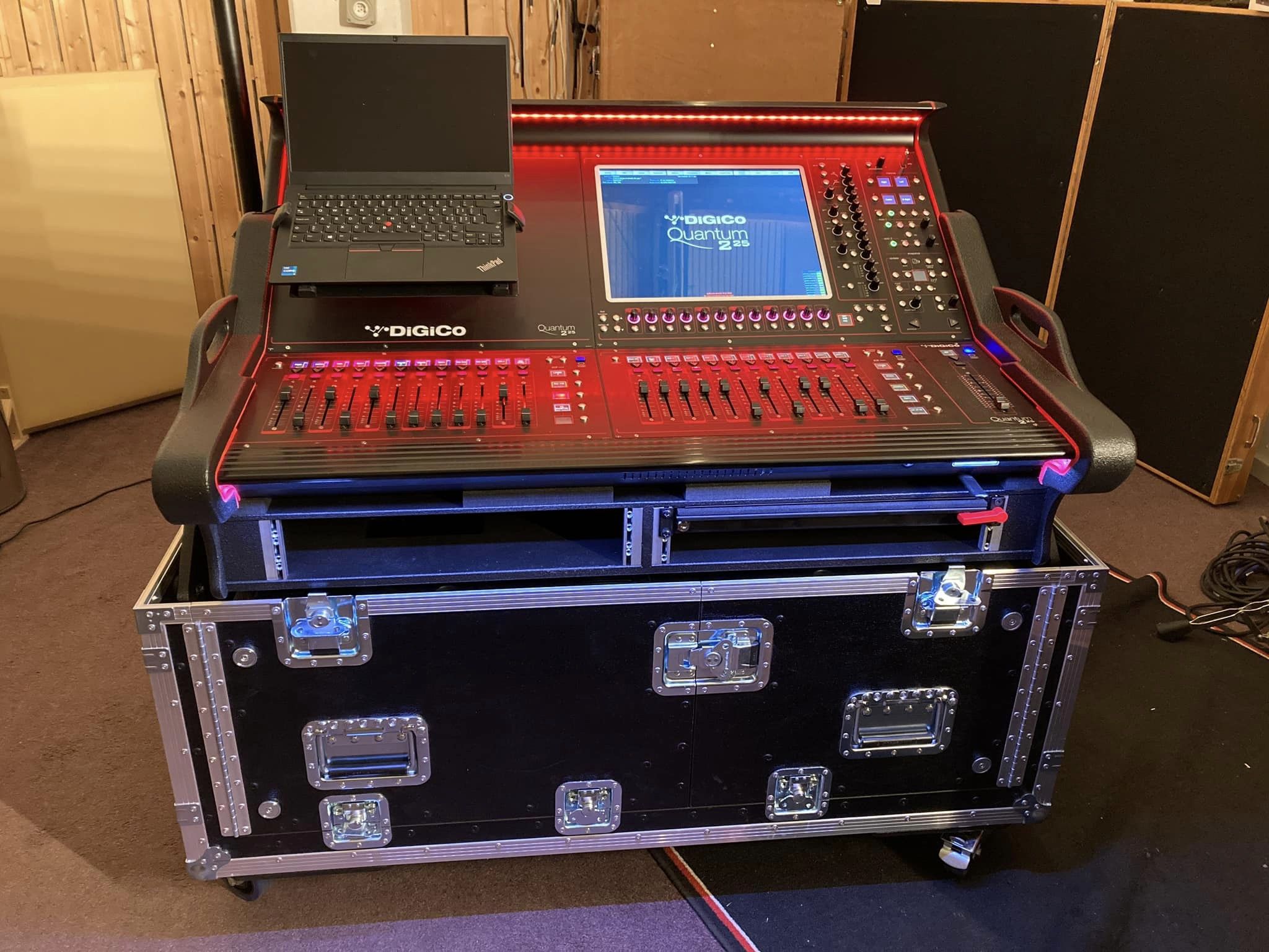 Digico Q225 Quantum 225 Flip-Ready Hydraulic Console Easy Retracting Lifting Flight Case with 2U Rack and wheels
