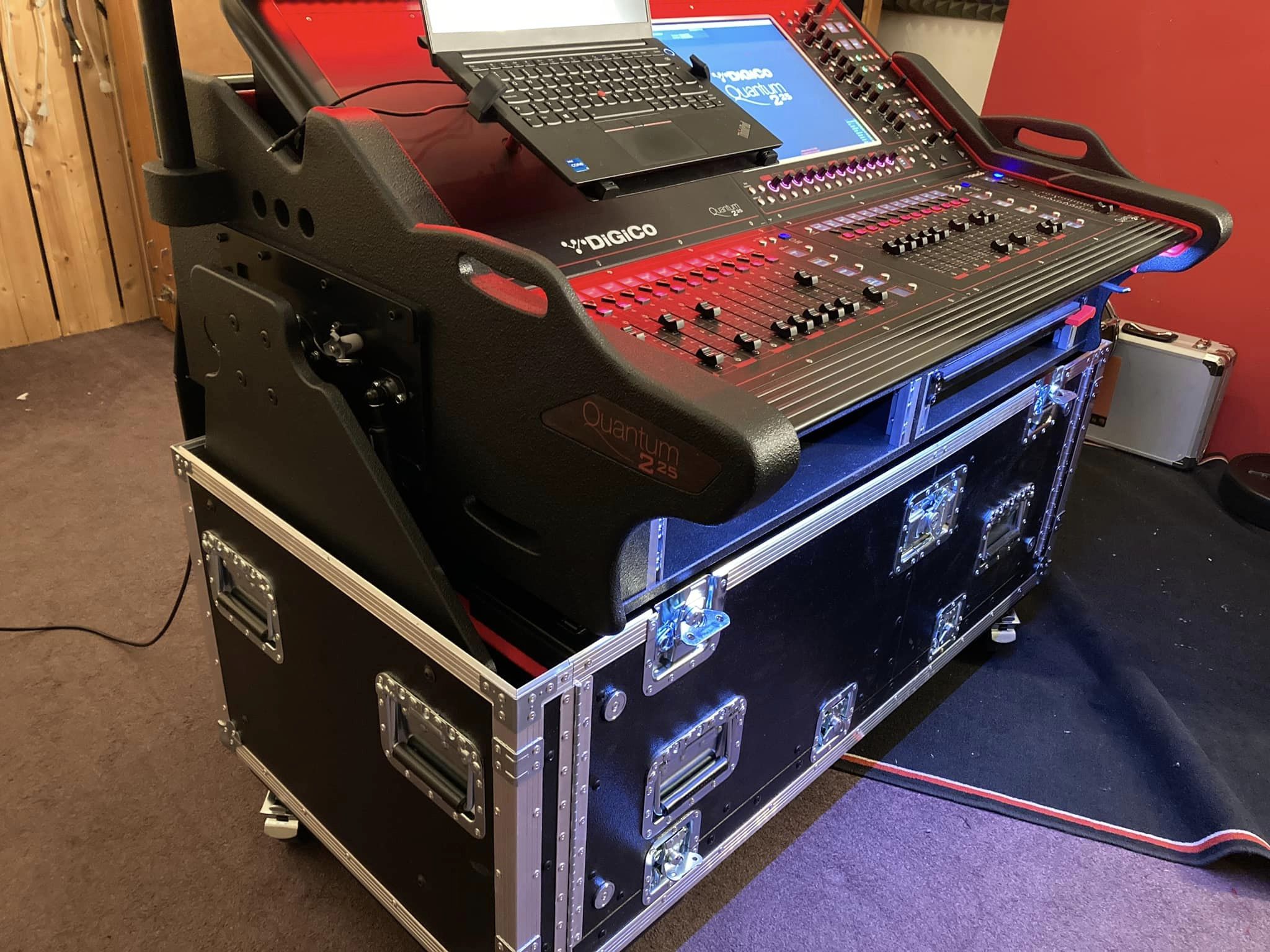Digico Q225 Quantum 225 Flip-Ready Hydraulic Console Easy Retracting Lifting Flight Case with 2U Rack and wheels